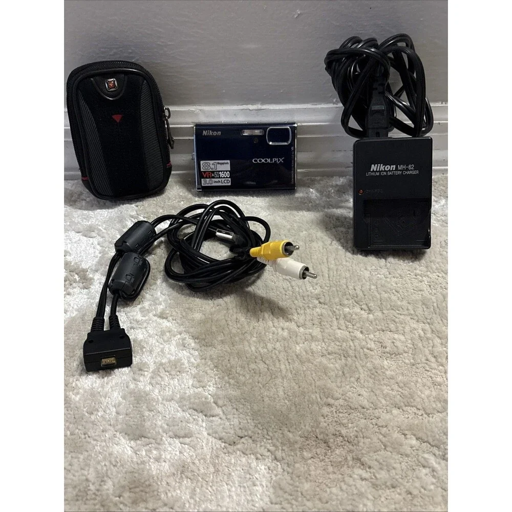 Nikon Coolpix S51 8.1 MP Digital Camera w/Accessories - Blue - Tested, Working